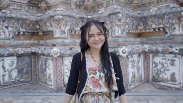 ハッピータイ人女性がワット アルン寺院のカメラに向かって歩く スローモーションショット 4K水平ビデオ — ストック動画