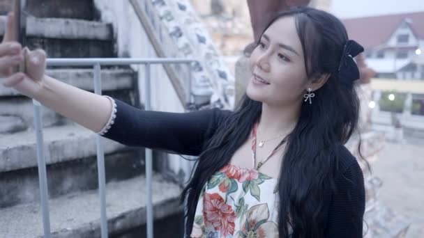 Primer Plano Mujer Tailandesa Usando Teléfono Inteligente Para Tomar Una — Vídeos de Stock