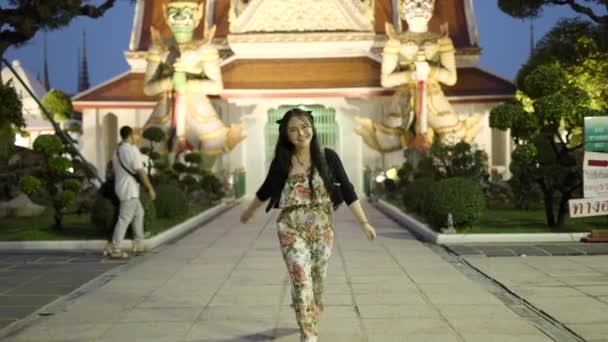 Happy Thai Dziewczyna Idzie Kierunku Kamery Otwierając Ramiona Slow Motion — Wideo stockowe