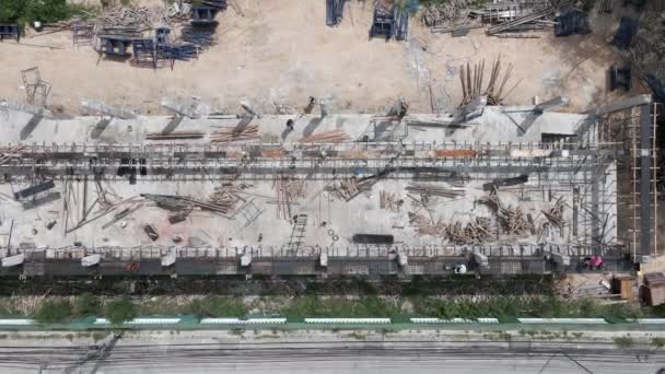 Воздушная Вершина Строительной Площадки Таиланде Незаконченное Здание Рабочими Материалами Дневное — стоковое видео