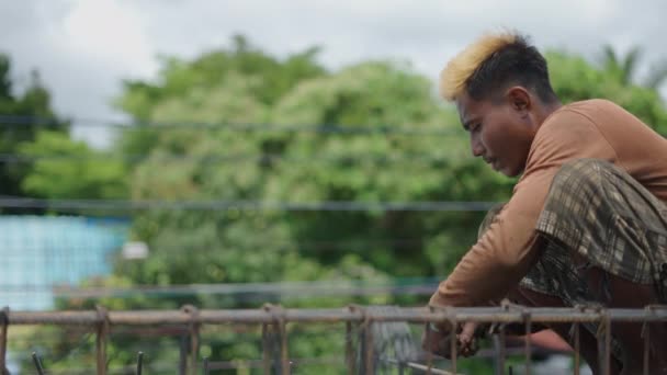 Trabajador Asiático Atando Barras Refuerzo Sitio Construcción Tailandia Plano Medio — Vídeos de Stock