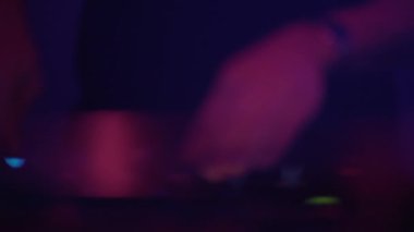Müzik çalmak için ses mikserini kullanan tanınmayan DJ 'in elleri. Eller müzik paneline dokunuyor. - 4K Yatay Görüntü