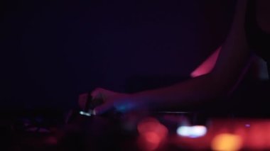 Kulüpteki güvertedeki kadın DJ 'in elleri. Dans eden kadının yan görüntüsü. - 4K Yatay Görüntü