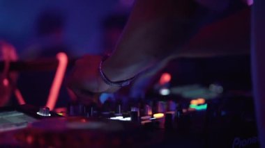 Pikapta tanınmayan bir DJ, müziği karıştırıyor ve kontrol ediyor. - 4K Yatay Görüntü