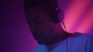 Gece kulübünde çalışan profesyonel DJ 'in aşırı yakın çekimi. Disk-şaka mesleği. - 4K Yatay Görüntü