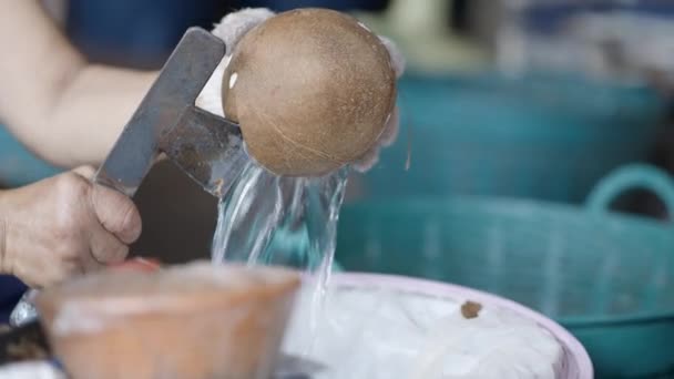 Twee Onbeschermde Handen Openen Een Kokosnoot Met Een Bijl Halen — Stockvideo