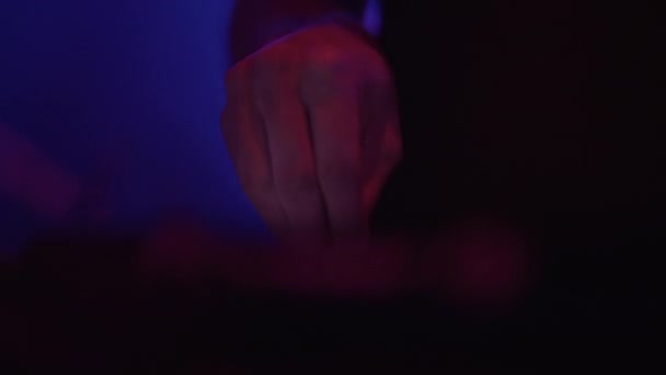 Неизвестные Руки Джея Используют Туннель Ночном Клубе Играет Оригинальный Сет — стоковое видео