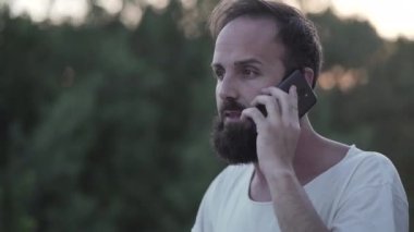 Dışarıda çalışan beyaz bir adam iş görüşmesi yapıyor. Freelancer - 4K Yatay Video