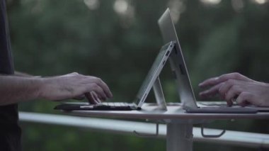 Beyaz adamlar bir çağrı aldıklarında bilgisayarlarının başında çalışıyorlar. Kapat - 4K Yatay Görüntü
