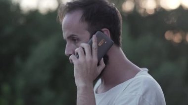 Adam dışarıda çalışıyor ve kötü bir haber alıyor - 4K Yatay Video