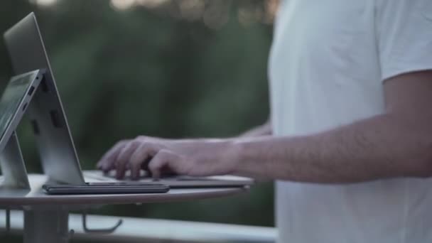 Los Hombres Caucásicos Están Trabajando Computadora Cuando Reciben Una Llamada — Vídeo de stock