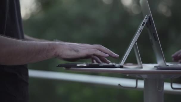 Menutup Dua Orang Yang Bekerja Komputer Dan Satu Menerima Panggilan — Stok Video