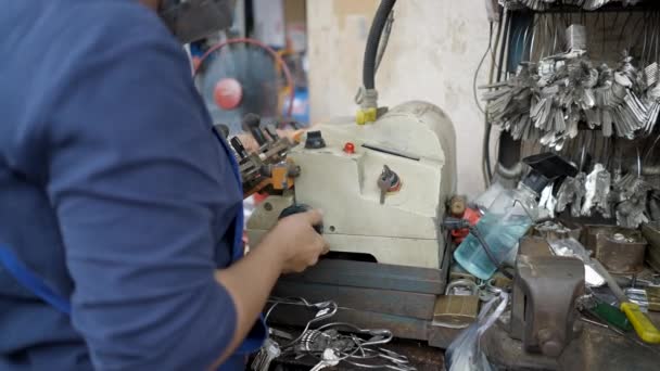 女锁匠用机器制造钥匙 4K水平视频 — 图库视频影像