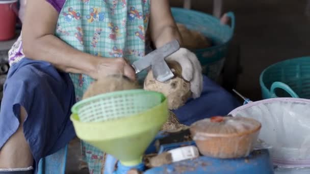Ruce Starší Asijské Ženy Loupající Kokos Sekerou Nehygienické Továrně — Stock video