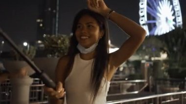 Kanalı için Lifestyle influencer videosu kaydediyor, gece Bangkok 'un yanında yürüyor - 4K Yatay Video