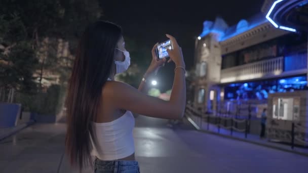 亚洲女孩的侧影 4K水平视频 在展示会上拍摄恐怖屋的视频 — 图库视频影像