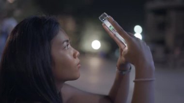 Mobil aygıt kullanarak fotoğraf çeken odaklı kadın - 4K Yatay Görüntü