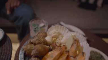 Tayland restoranında servis edilen deniz ürünleri tabağı, lezzetli Tayland yemekleri - yavaş çekim - 4K yatay video
