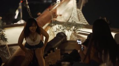 Arkadaşlar Asya, Bangkok 'taki tematik tekne restoranında fotoğraf çekerken iyi eğlenceler - 4K Yatay video