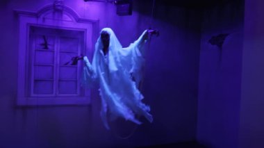 Korku Evi 'nde hareket eden hayalet, mor şimşek - yavaş çekim - 4K Yatay video
