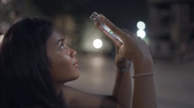 Büyük tekerleğin fotoğrafını çeken kadının yan ve yakın görüntüsü, seçici odak - 4K Yatay video