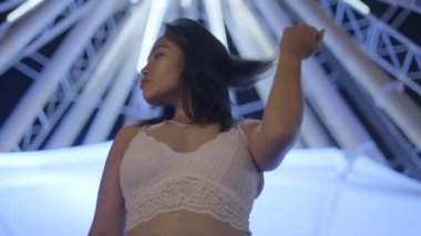Fotoşoplar için Asya modelinin gece büyük tekerin önünde poz verişini kapat - 4K Yatay video