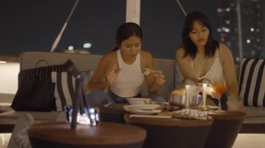 Asyalı kız yemek yerken tatmin oluyor, Youtube kanalı için video kaydediyor - 4K Yatay video