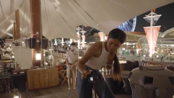 Vlogger Asiático Comienza Filmar Vídeo Restaurante Con Temática Barco Horizontal — Vídeos de Stock