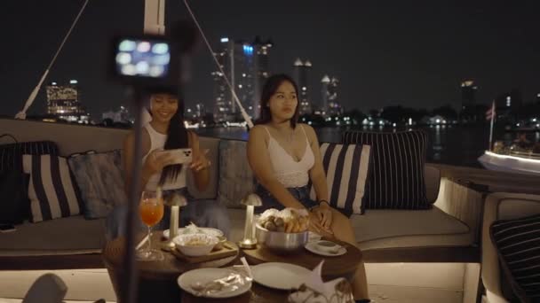 亚洲朋友们自己坐在餐厅 城市天际线的沙发上 慢镜头 4K水平视频 — 图库视频影像