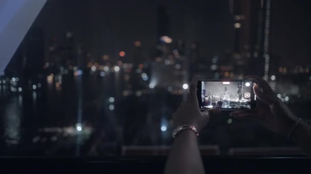 手拿着曼谷城市天际线的视频 机架焦点镜头 智能手机视图 无法辨认的4K水平视频 — 图库视频影像