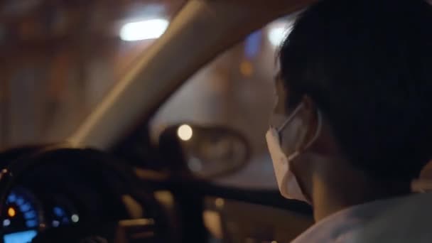 特写泰籍司机深夜服务 戴口罩进行医疗护理 车子开动了 4K水平视频 — 图库视频影像