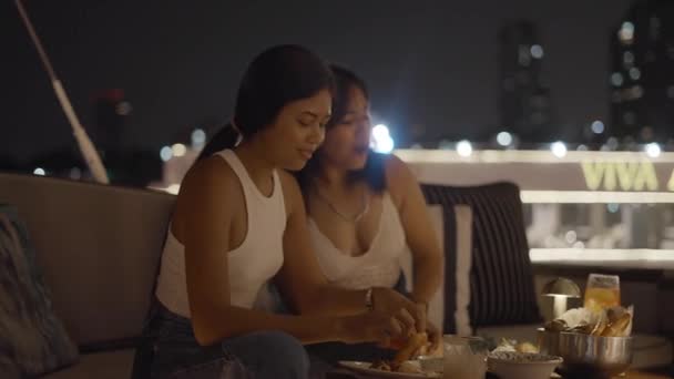 Meninas Tailandesas Desfrutar Jantar Restaurante Livre Noite Tiro Câmera Lenta — Vídeo de Stock