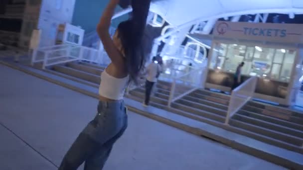 在游乐场的摩天轮前 360张快乐的亚洲模特的照片 4K水平视频 — 图库视频影像