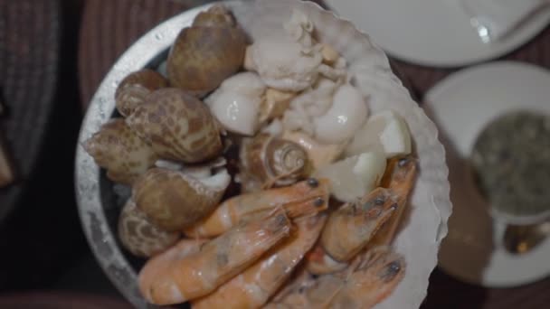 Bovenaanzicht Van Heerlijke Garnalen Slakken Thais Eten Restaurant Winkelcentrum Asiatique — Stockvideo