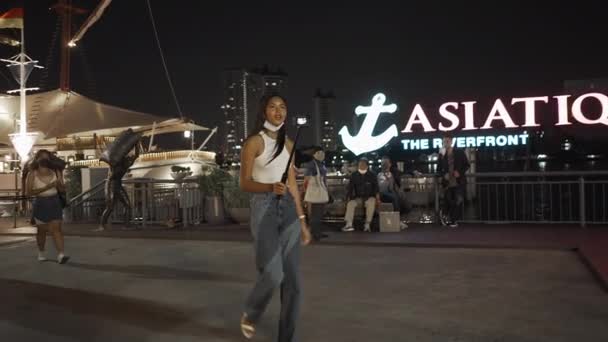 Thai Girl Tient Une Caméra Action Marche Dans Centre Commercial — Video