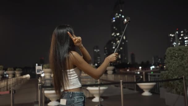 女孩在曼谷用相机拍摄视频博客 展示她站在旁边的位置 4K水平视频 — 图库视频影像