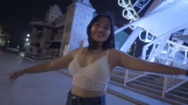 Kadın kameranın önünde dans ederken eğleniyor - ağır çekim - 4K yatay video