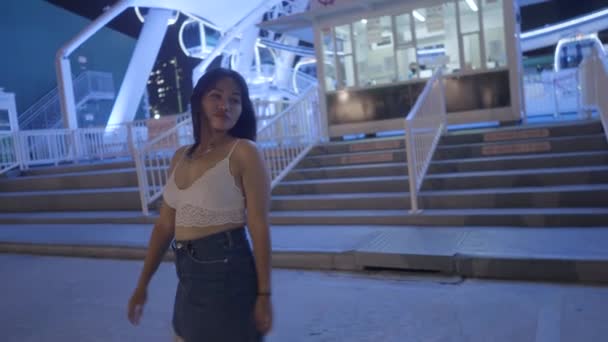 Görbe ázsiai nő csókot küld a kamerának - lassított felvétel - 4K Horizontális videó