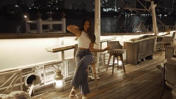 亚洲模特儿摆姿势拍照 朋友在河边的主题餐厅拍照 4K水平视频 — 图库视频影像