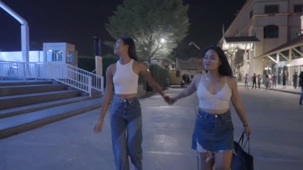 Liebevolle Asiatische Freunde Gehen Händchen Haltend Während Sie Wegesrand Spielen — Stockvideo