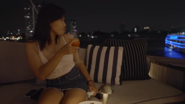 在曼谷河边的酒吧里喝酒的泰国女孩 在水里的小船 4K水平视频 — 图库视频影像