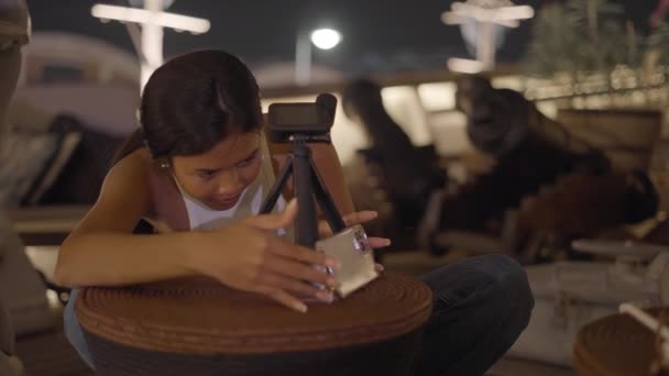 Asiática Chica Establece Cámara Teléfono Para Filmar Video Para Canal — Vídeos de Stock