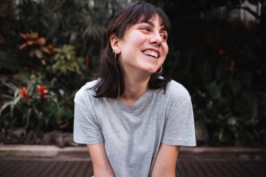 Kız gülüyor ve yana bakıyor - seyahat konsepti