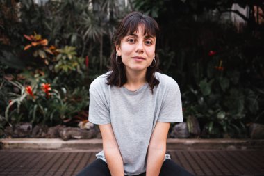 Genç bir kadının kameraya bakması - Seyahat konsepti