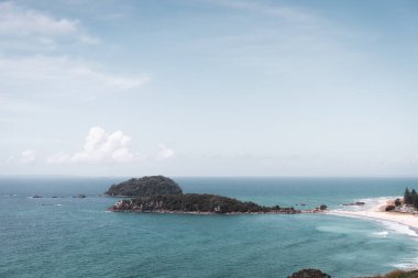 Sakin deniz ile ıssız ve ormanlık adalar - doğa konsepti