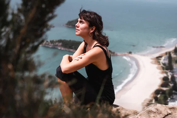 Mutlu kız deniz arkasındayken - doğa konsepti