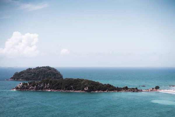 два острова с спокойным морем на пустынном пляже - Концепция природы