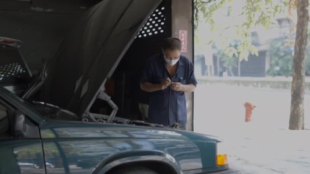 자동차 초상화 자동차 가게에서 후드를 가지고 작업하는 Mask Car Mechanic — 비디오