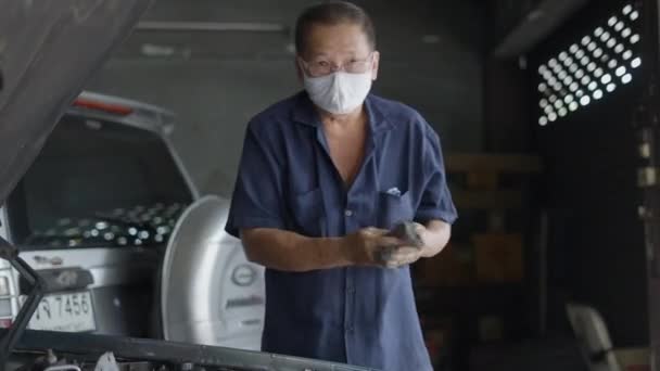 Ασιατικός Αυτόματος Μηχανικός Στην Εργασία Φορώντας Μάσκα Και Γυαλιά Ματιών — Αρχείο Βίντεο