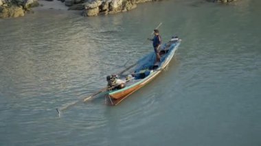 Geleneksel Tahta Tekne Balıkçısı Denizden Çapayı Çekiyor. - geniş - 4K Yatay video